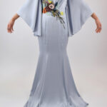 Vestido azul grisáceo con flores bordadas en corset