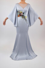 Vestido azul grisáceo con flores bordadas en corset