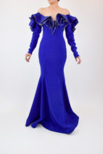Vestido de sirena azul rey de manga larga con olanes en hombros