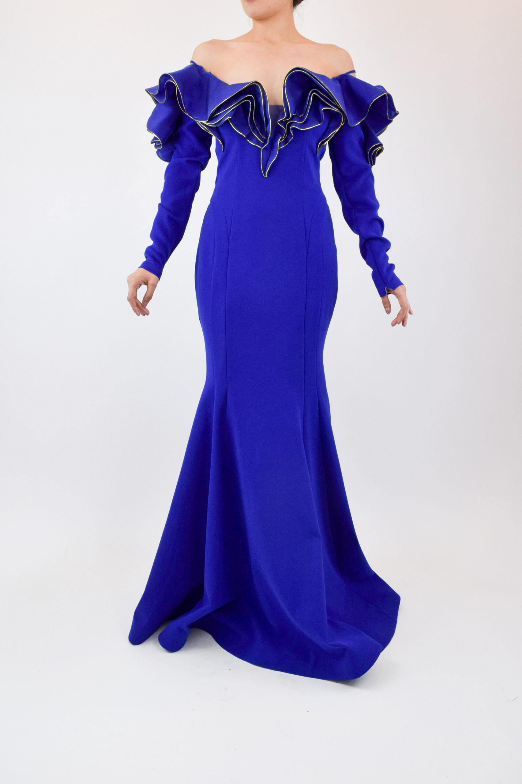 CUATRO B (36) Vestido de sirena azul rey de manga larga con olanes en hombros - Image 1