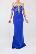 Vestido azul rey de sirena con escote pronunciado y hombros caídos