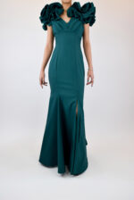 Vestido verde corte sirena con olanes en manga corta