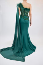 Vestido asimétrico color verde de sirena con plumas y cristales - Image 2