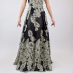 Vestido negro con dorado de estampado bordado tipo floral