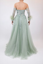 Vestido verde de manga larga con plumas con falda de tul - Image 2