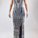 Vestido recto con diseño colgante en zig zag de pedrería