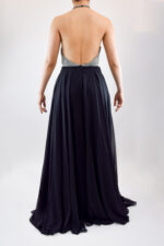 Vestido halter negro con pedrería y escote en espalda - Image 2