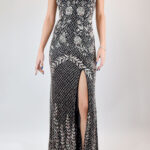 Vestido gris, recto, bordado de pedrería con detalle de flores