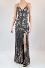 Vestido gris, recto, bordado de pedrería con detalle de flores