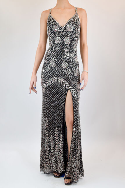 Vestido gris, recto, bordado de pedrería con detalle de flores