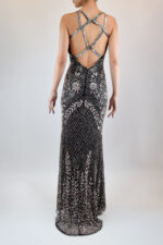 Vestido gris, recto, bordado de pedrería con detalle de flores - Image 2