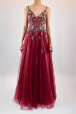 Vestido recto color vino de tul con flores en escote v