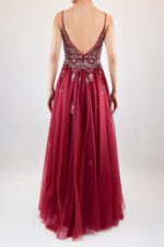 Vestido recto color vino de tul con flores en escote v - Image 2