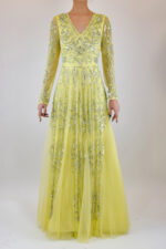 Vestido amarillo de manga larga con detalles plateados