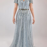 Vestido azul grisáceo con lentejuelas en diseño lineal