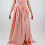 Vestido salmon con espalda cruzada y escote en V
