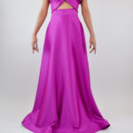 Vestido magenta en corte A con abertura en abdomen y mangas a los hombros