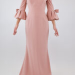 Vestido rosa palo de sirena con moños en manga tres cuartos