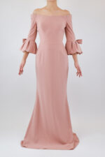 Vestido rosa palo de sirena con moños en manga tres cuartos