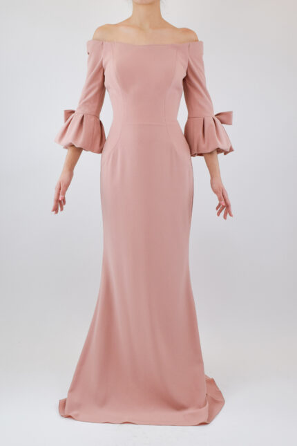 Vestido rosa palo de sirena con moños en manga tres cuartos