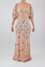 Vestido rosa palo con escote pronunciado en v y flores de lentejuela, vuelo en mangas y espalda