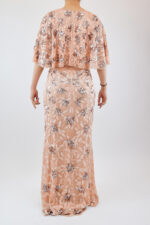 Vestido rosa palo con escote pronunciado en v y flores de lentejuela, vuelo en mangas y espalda - Image 2