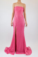 Vestido strapless rosa con lentejuela y abertura en pierna