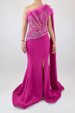 Vestido asimétrico color magenta de sirena con plumas y cristales