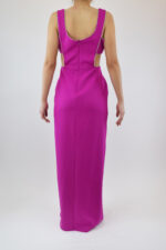 Vestido rosa con aberturas en costados y tirante grueso y líneas de pedrería - Image 2