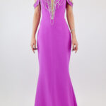 Vestido morado de sirena con escote pronunciado y hombros caídos