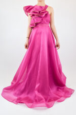Vestido rosa con olanes en manga y busto de tirante semi grueso