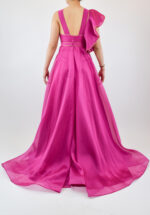 Vestido rosa con olanes en manga y busto de tirante semi grueso - Image 2