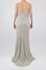 Vestido nude de pedrería plata con doble escote V y tirante delgado - Image 2