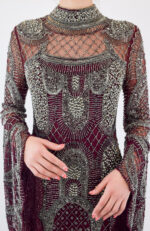 Vestido de cuello alto color vino con pedrería y manga larga olgada - Image 3