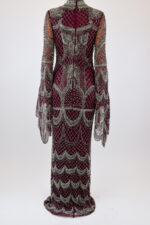 Vestido de cuello alto color vino con pedrería y manga larga olgada - Image 6