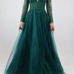 Vestido verde de manga larga con falda de tul y pedrería en corset, sin espalda