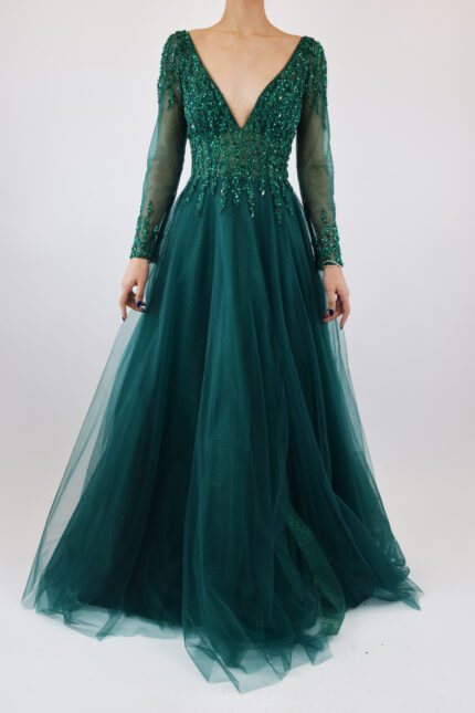 Vestido verde de manga larga con falda de tul y pedrería en corset, sin espalda