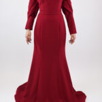 Vestido rojo de manga larga con cruce, corte sirena
