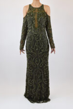 Vestido verde de pedrería con aberturas en hombros y manga larga
