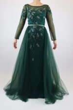 Vestido verde manga traslucida con ramilletes florales de pedrería y sobrefalda de tul