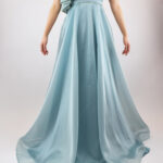 Vestido menta con olanes en manga y busto de tirante semi grueso