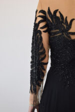 Vestido negro plisado con mangas traslucidas con bordado de pedrería - Image 3