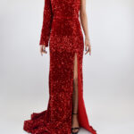 Vestido rojo asimétrico, de terciopelo con lentejuela y manga larga