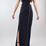 Vestido negro con aberturas en costados y tirante grueso y líneas de pedrería