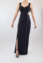 Vestido negro con aberturas en costados y tirante grueso y líneas de pedrería