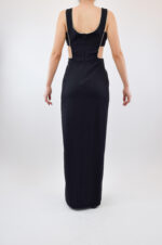 Vestido negro con aberturas en costados y tirante grueso y líneas de pedrería - Image 2