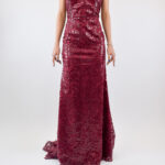 Vestido guinda de escote V con lentejuela en diseño y corte recto