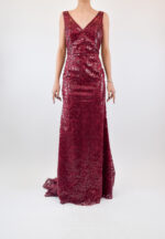 Vestido guinda de escote V con lentejuela en diseño y corte recto