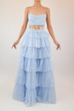 Vestido azul cielo en corte A con olanes y transparencia en abdomen