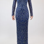 Vestido azul marino con manga larga de pedrería en formas circulares